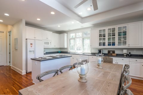 Dining table that comfortably seats 10 guests, easy access to the light and airy kitchen