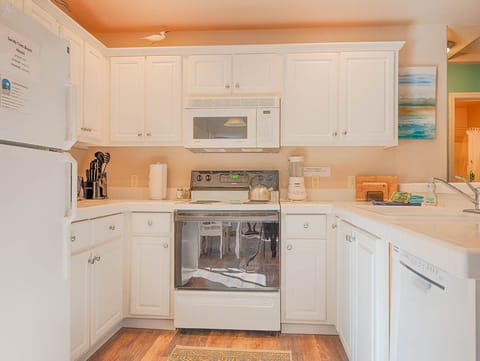 Kitchen - 4 burner stove top and microwave range