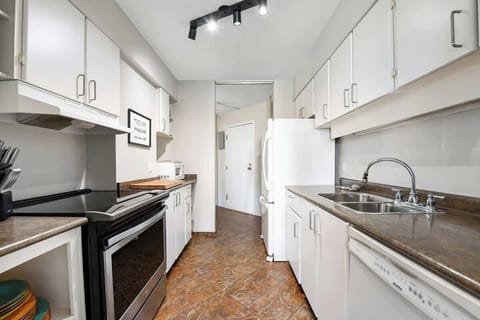 Fully equipped modern kitchen.