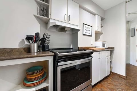 Fully equipped modern kitchen.