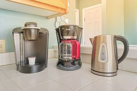 Coffee bar with regular coffee maker Keurig, and electric hot water kettle.