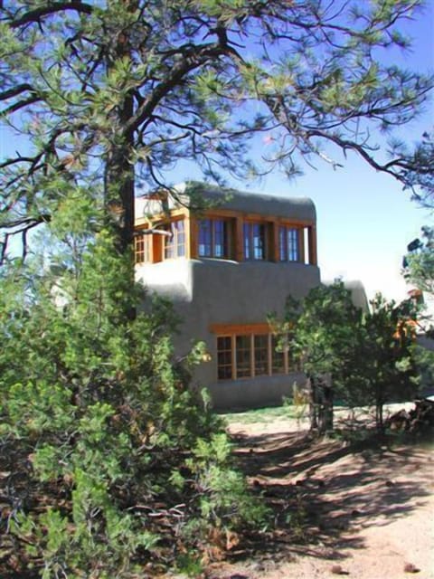 Nestled at "almost top of the mountain" with only Mother Nature's sounds and extraordinary panoramic views
(5 NIGHT MINIMUM DURING WINTER MONTHS)