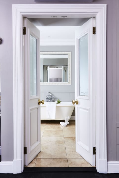 Separate tub and shower, deep soaking tub, rainfall showerhead