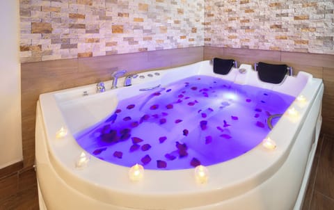 Luxury Room | Jetted tub