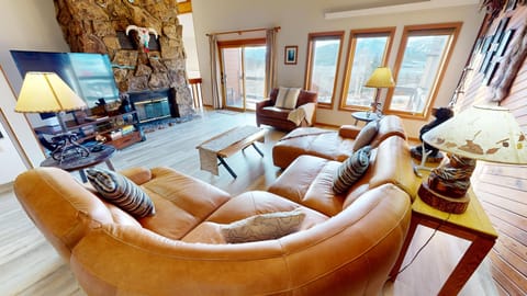 Living Room with Leather Sectional, Large Flatscreen, Wood Firep - Living Room with Leather Sectional, Large Flatscreen, Wood Fireplace