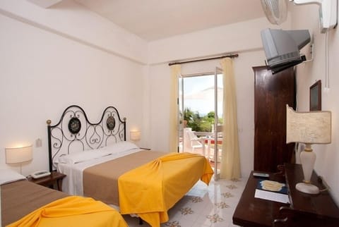 Triple Room | Desk, bed sheets