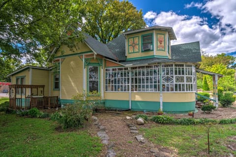 Russellville Vacation Rental | 5BR | 2BA | 3,000 Sq Ft | Stairs Required