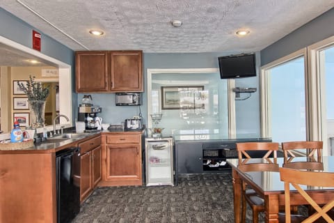 Lobby - Seasonal continental breakfast area.