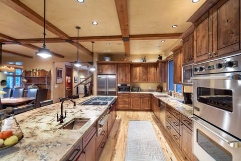4.2-alpenglow-mountain-village-vacation-rental-kitchen-interior
