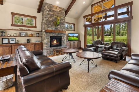The Tilted Wagon: - Fantastic great room with soaring vaulted ceilings and comfortable leather couches.