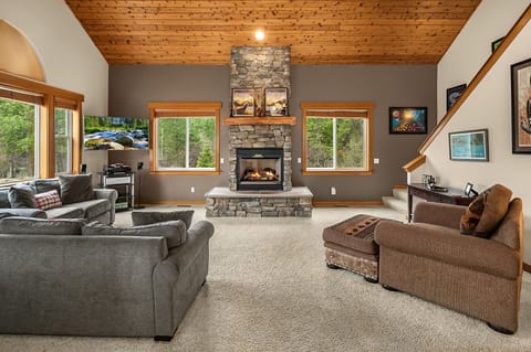 Cascade Pines: - Comfortable couches in the large great room. Ledgestone gas fireplace!