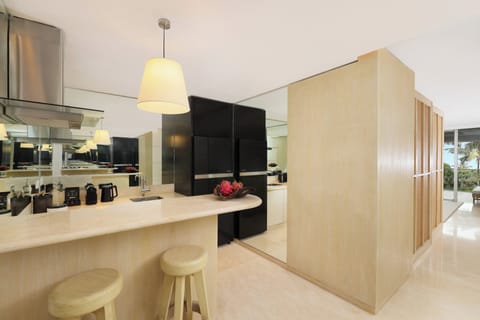 Coffee/tea maker, dining tables