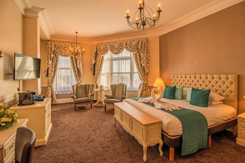 Deluxe Double or Twin Room | Desk, iron/ironing board, free WiFi, bed sheets