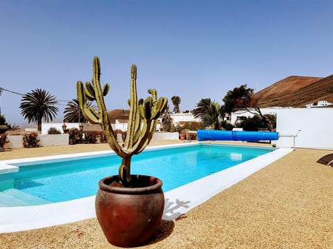 large swimming pool, wonderful view of volcanoes and Fuerteventura