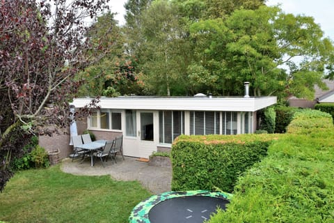 Garden with terras, trampoline and infrared sauna.