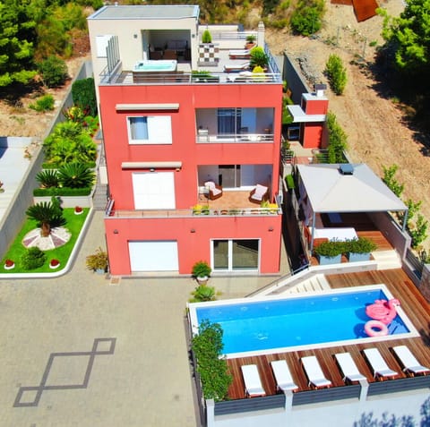 Welcome to Villa Arya.