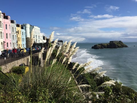 St. Catherines Island and the Esplanade Sea Front, 5 mins walk from the Cottage.