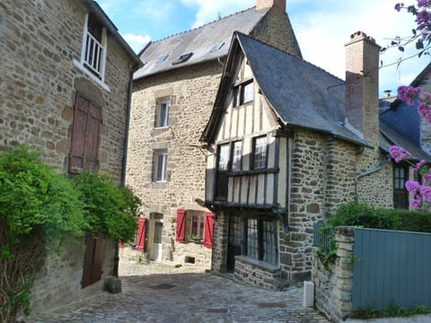 The home and the secular rue de l'Abbaye