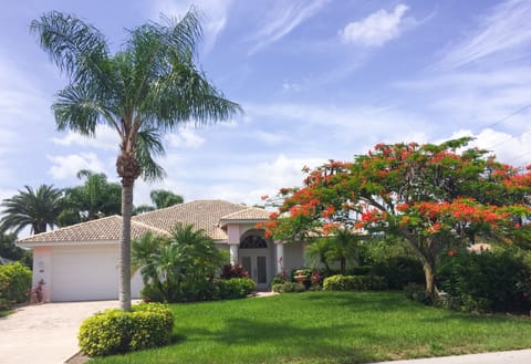 SW9872 - Pool home located in the beautiful community of Spanish Wells, Bonita Springs. Just minutes form the white sanded Gulf beaches!