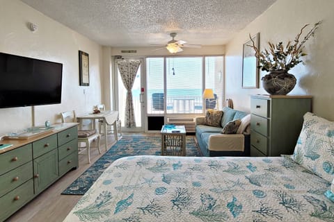 Wow! Wake up in this comfortable King size bed to gorgeous sunrises!