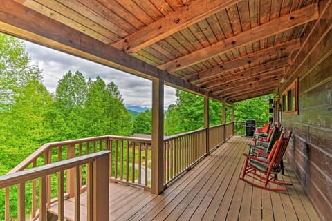 Bryson City Vacation Rental | 3BR | 3.5BA | 2,100 Sq Ft | Stairs Required