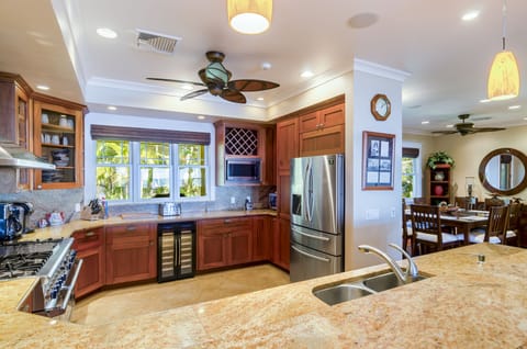 Honu La'e Kitchen - If you're traveling with a gourmet chef or simply someone who has a passion for cooking, the fully-equipped kitchen has everything you need.