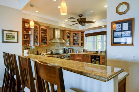 Kitchen Bar - Four bar stools line the eat-in counter off the kitchen.