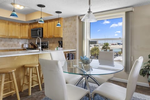 Beach Place 206 Dining Area