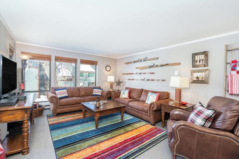 Welcome to Boomerang Lodge 6 is a two-bedroom, two-bathroom condo located in the town of Telluride, short block from Lift 7, Clarks market & the Gondola.