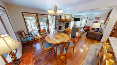 Spacious Living Area on River - Spacious Living Area on River