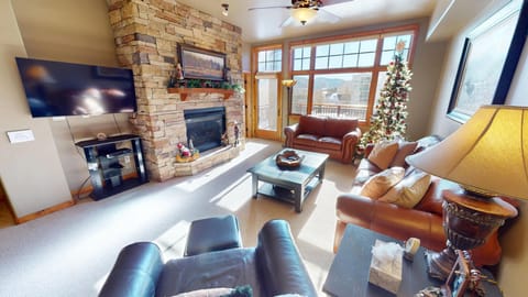 Beautiful Living Room with Flatscreen, Gas Fireplace - Beautiful Living Room with Flatscreen, Gas Fireplace