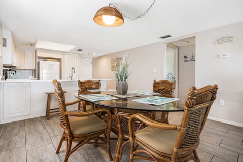 Beach Place 401 Dining Room