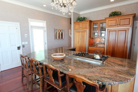 Deep Kitchen Bar with seating