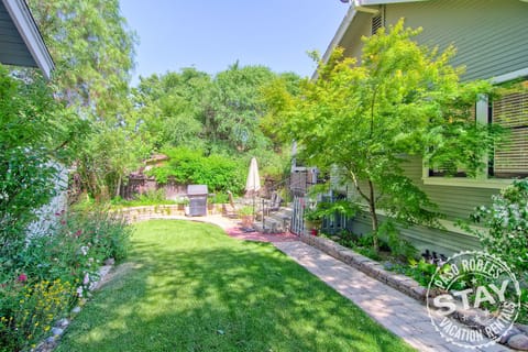 Backyard - Backyard and BBQ Area. We always provide you with Propane delivered for your Stay