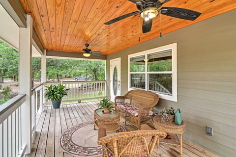 Crystal River Vacation Rental | 1BR | 1BA | 820 Sq Ft | Exterior Stairs Required
