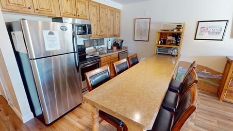 Fully Equipped Kitchen with Seating for 6 - Fully Equipped Kitchen with Seating for 6
