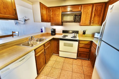 Fully Equipped Kitchen with Good Counter Space - Fully Equipped Kitchen with Good Counter Space