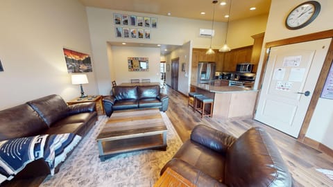 Spacious Living Area - Spacious Living Area