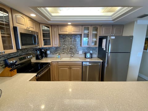 Breakfast Bar and Kitchen