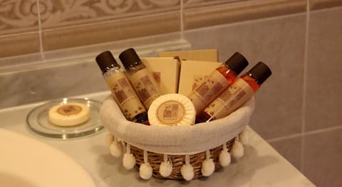 Bathtub, free toiletries, hair dryer, bidet