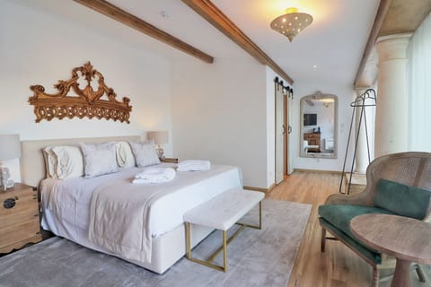 Deluxe Double Room | Pillowtop beds, minibar, in-room safe, blackout drapes