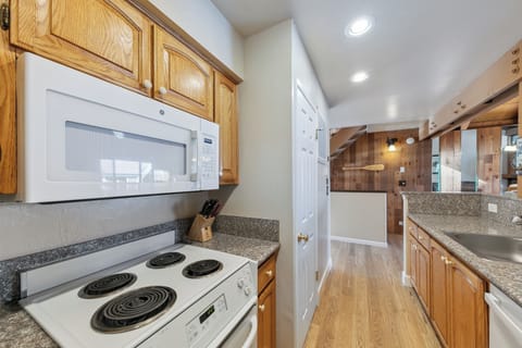 4 burner electric oven and stove with plenty of cooking ware