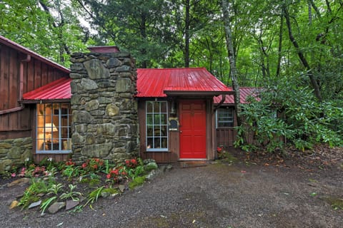 Candler Vacation Rental | 2BR | 1.5BA | 1,200 Sq Ft | Stairs Required