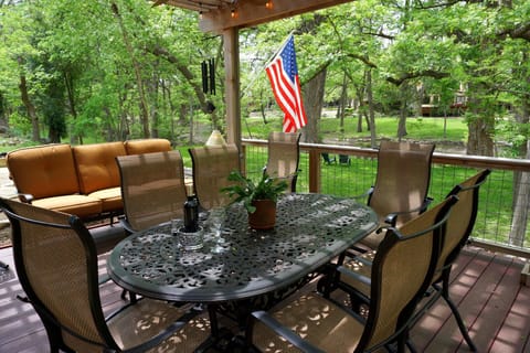 Outdoor dining under the pergola