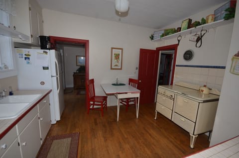 Kitchen with small breakfast table. - Kitchen with small breakfast table.