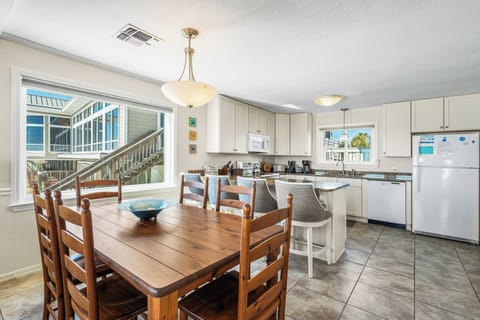 Light and bright kitchen area with breakfast bar