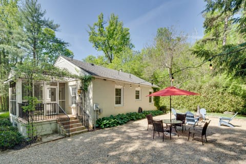 Arden Vacation Rental | 2BR | 1BA | 997 Sq Ft | Stairs to Access