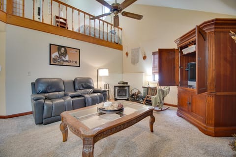 Tahlequah Vacation Rental | 2BR | 1BA | 1,900 Sq Ft | 1 Small Step for Entry