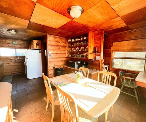Breakfast nook and full kitchen. - Breakfast nook and full kitchen.