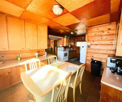Small dining space in the kitchen. - Small dining space in the kitchen.